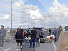 Четыре человека пострадали в столкновении микроавтобуса и внедорожника в Петербурге