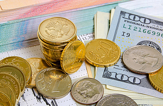 Российский рубль растет по отношению к доллару и евро