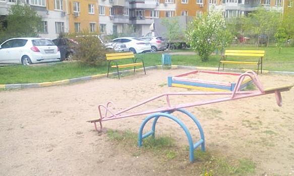 Коммунальщики отремонтировали качели во дворе на Саранской улице