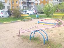 Коммунальщики отремонтировали качели во дворе на Саранской улице