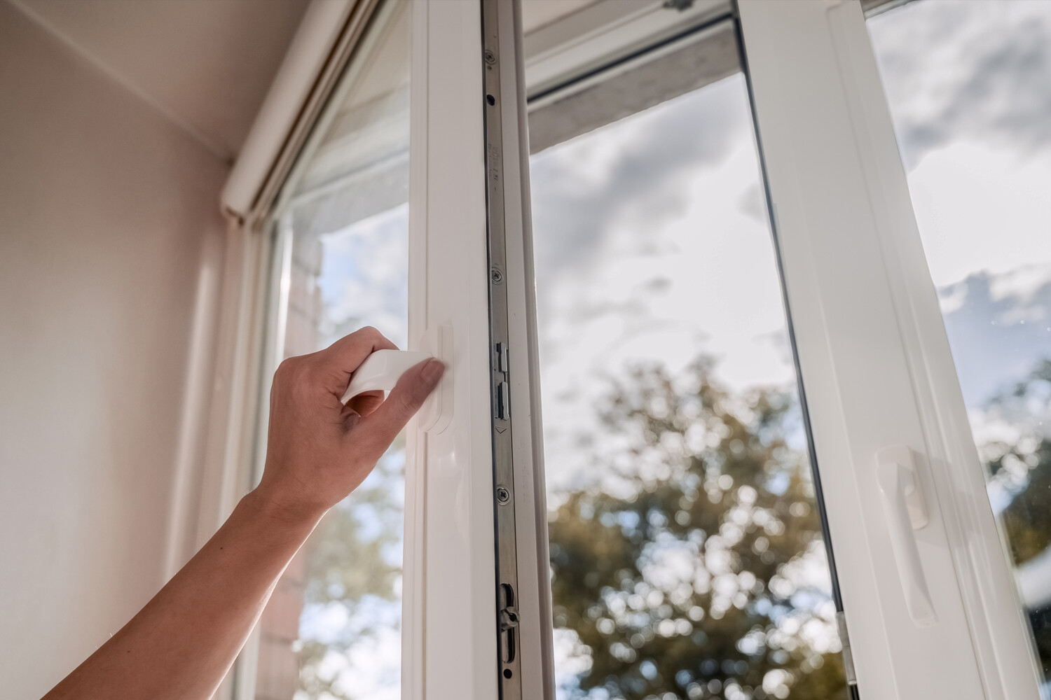 В Челябинске женщина выпала из окна многоэтажки