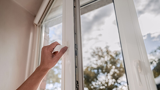 Мать выбросила своих детей из окна пятого этажа и избежала наказания