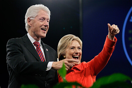 Хиллари и Билл Клинтон удивили пассажиров своим появлением на коммерческом рейсе