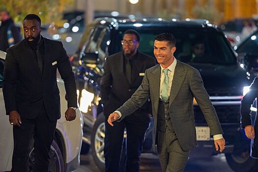 Девушка Роналду выступила в необычном платье c фамилией игрока на Неделе моды в Париже