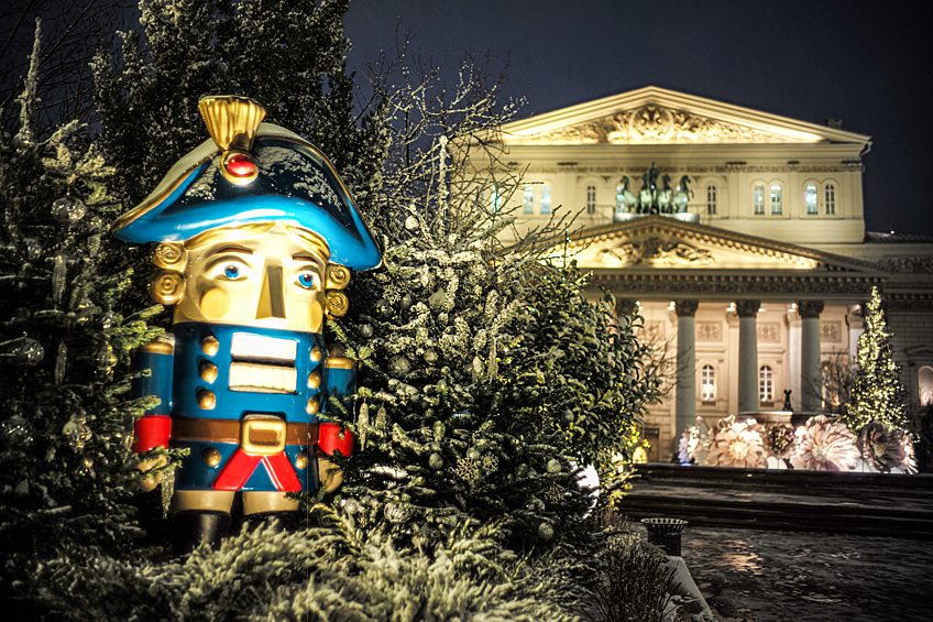 Новогодние украшения у Большого театра