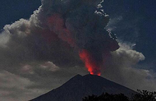 Аэропорт Бали закрыли из-за извержения вулкана