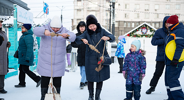 На главном ледовом городке Челябинска сегодня многолюдно