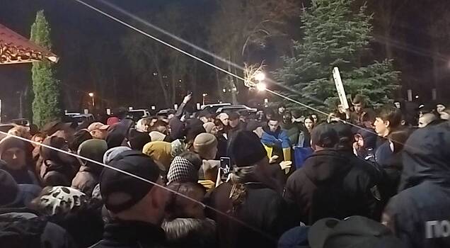 Раскольники начали штурм храма канонической УПЦ в Каменец-Подольском