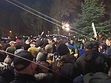 Раскольники начали штурм храма канонической УПЦ в Каменец-Подольском