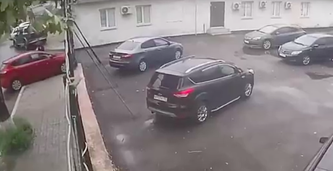 В Астрахани во время ДТП чудом не задавило пешехода (видео)