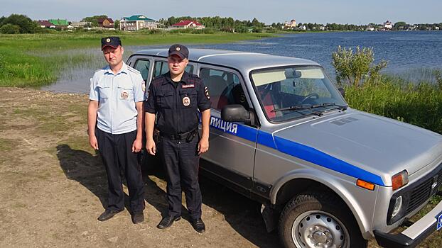 В Архангельской области полицейские вместе с очевидцами спасли двух тонувших девочек