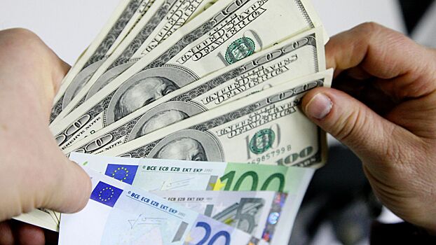 Экономист назвал последствия равенства курсов доллара и евро