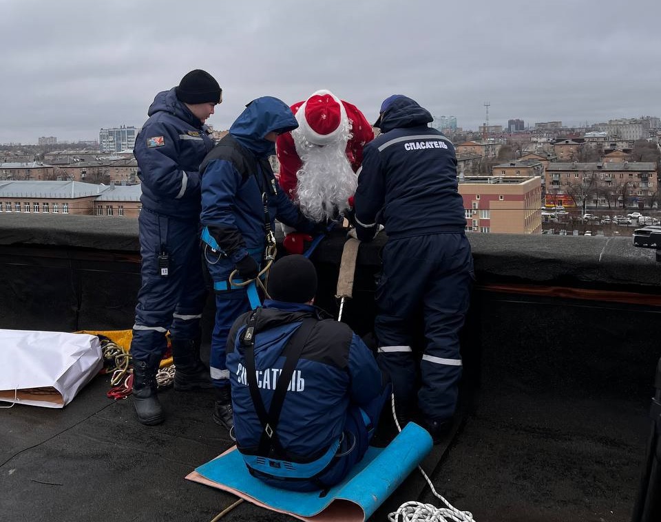 Маленьких пациентов онкодиспансера в Оренбурге навестил Дед Мороз альпинист