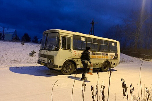 На Урале автобус переехал катавшуюся на ледянке пятилетнюю девочку