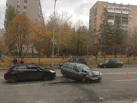 Выехал на встречку: водитель автомобиля «Иж» спровоцировал массовое ДТП на Осипенко