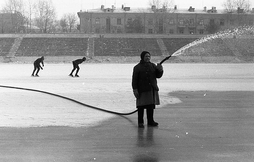 «Заливка льда на стадионе “Металлург”», Новокузнецк, 11 февраля 1984 года.