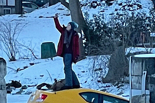 Женщина делала селфи, стоя на крыше своей тонущей в проруби машины