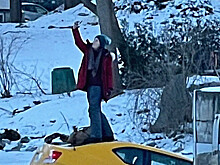 Женщина делала селфи, стоя на крыше своей тонущей в проруби машины