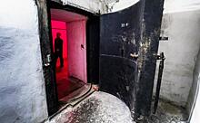 Севастополь, бомбоубежище: В бункер, чтобы спрятаться от осколков, пускают только "своих"