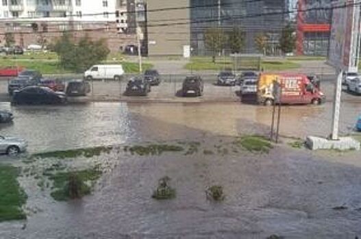 В Приморском районе прорвало трубу: затопило одну из улиц
