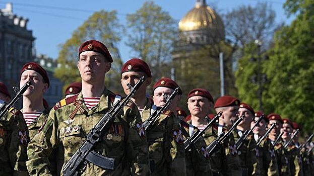 Парад Победы в Петербурге: солнце, танки и колокола