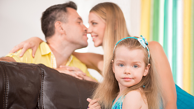 Можно ли целоваться при детях? Отвечает психолог