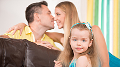 Психологи выяснили, как объятия родителей влияют на будущее ребёнка