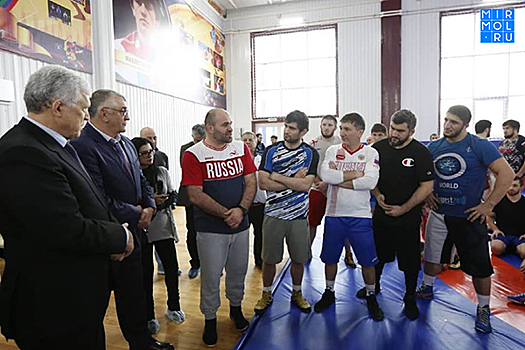 Борцов Дагестана перед важным турниром навестили Хизри Шихсаидов и министр спорта региона