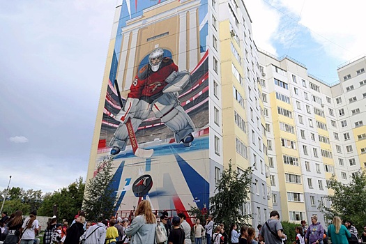 Портрет вратаря ХК "Авангард" украсил фасад омской высотки