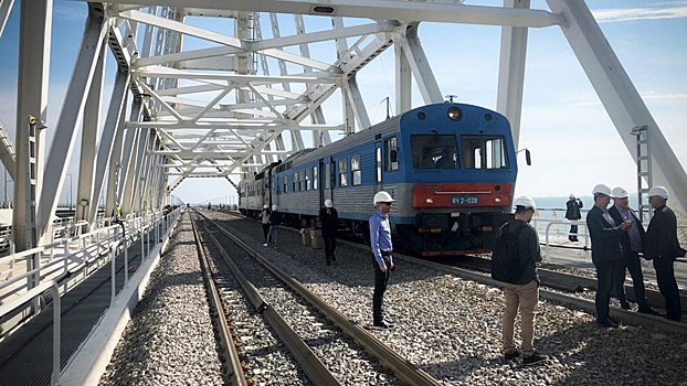 Движение железнодорожного транспорта по Крымскому мосту приостановлено