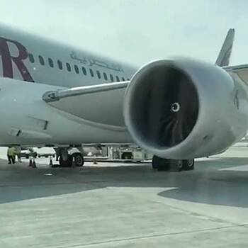 Пассажирский самолет провалился в дыру и попал на видео