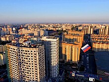 Воронежский экстремал пролетел над городом с 7-метровым флагом: появилось видео
