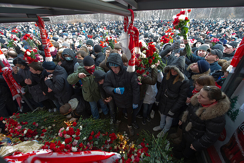 Участники акции в память о фанате «Спартака» Егоре Свиридове на автобусной остановке, где он был убит, 11 декабря 2010 год