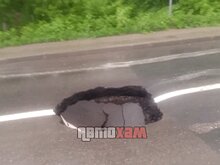 На ул. Металлистов провалился кусок асфальта со свежей разметкой
