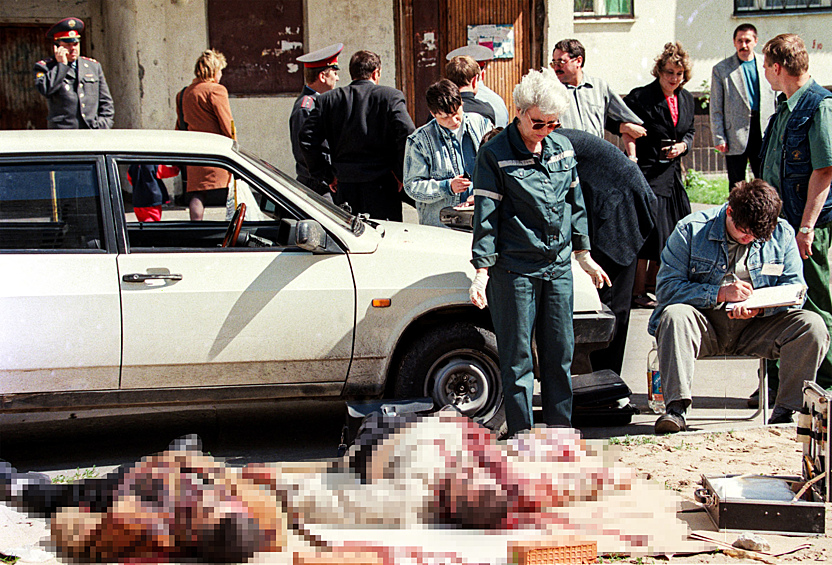 Два трупа у дома 9 по улице Привольной в районе Жулебино обнаружила сегодня следственная бригада, приехавшая на место происшествия по срочному вызову, 1998 год