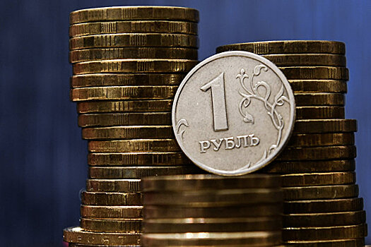Рубль вечером растет против доллара и снижается к евро