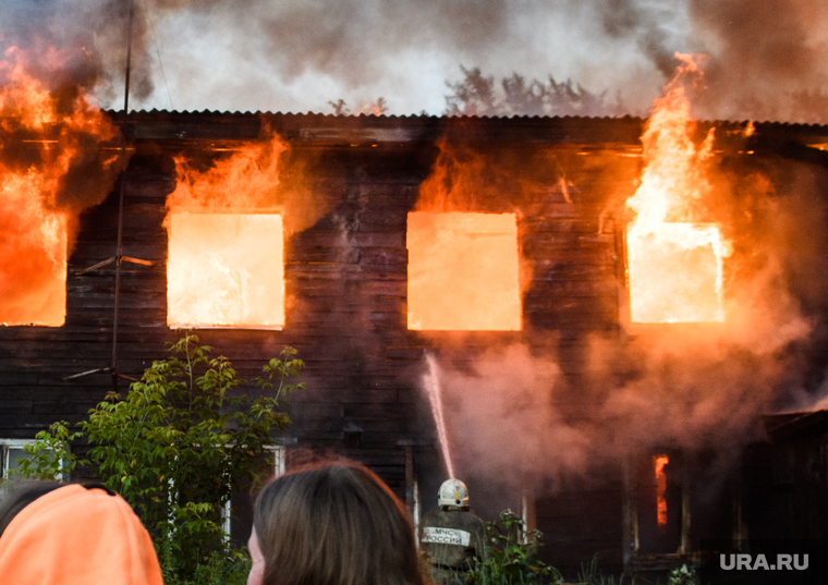 В ЯНАО 60 пожарных тушили загоревшийся дом