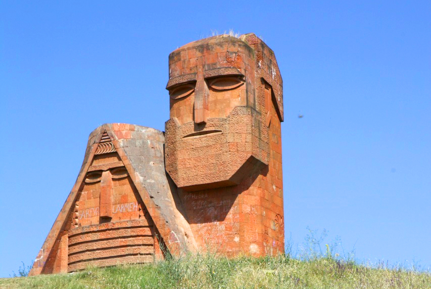 Памятник «Мы — наши горы», Степанакерт, Азербайджан