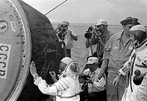Кто первыми на Земле встречает космонавтов