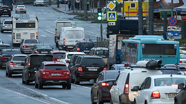 Троллейбусы и автобусы не могут проехать мост Александра Невского из-за ДТП