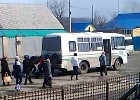 В Ливнах пассажиры толкали заглохший автобус