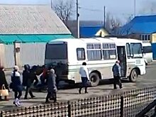 В Ливнах пассажиры толкали заглохший автобус