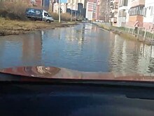 «Машины глохнут и теряют номера». Жители улицы Энергостроителей добираются домой через огромную лужу