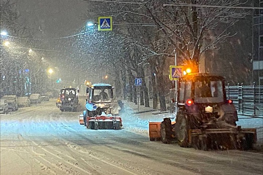 Большегрузам запретили въезд во Владивосток из-за снегопада
