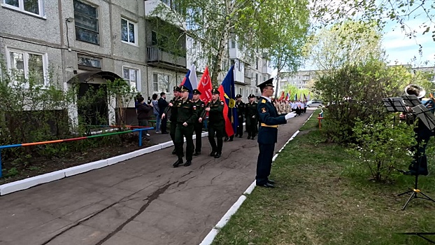 Оркестры во дворе: как бойцы поздравляют ветеранов ВОВ с 80-летием Победы