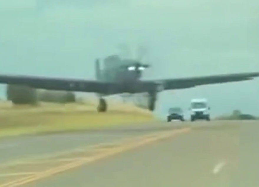 Появилось видео инцидента с Tesla и военным самолетом на трассе в США.