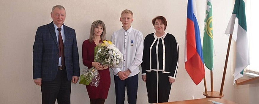Курганского школьника наградили за мужество на пожаре