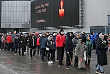 Москвичи выстраиваются в очереди к стихийному мемориалу у "Крокуса"