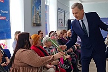 Акция «Твоя весна» прошла в Штабе поддержки Омской области, женщинам пели песни и устроили мастер-классы