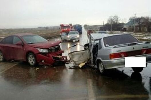 На Ставрополье ВАЗ-2115 врезалась в иномарку, трое пострадали